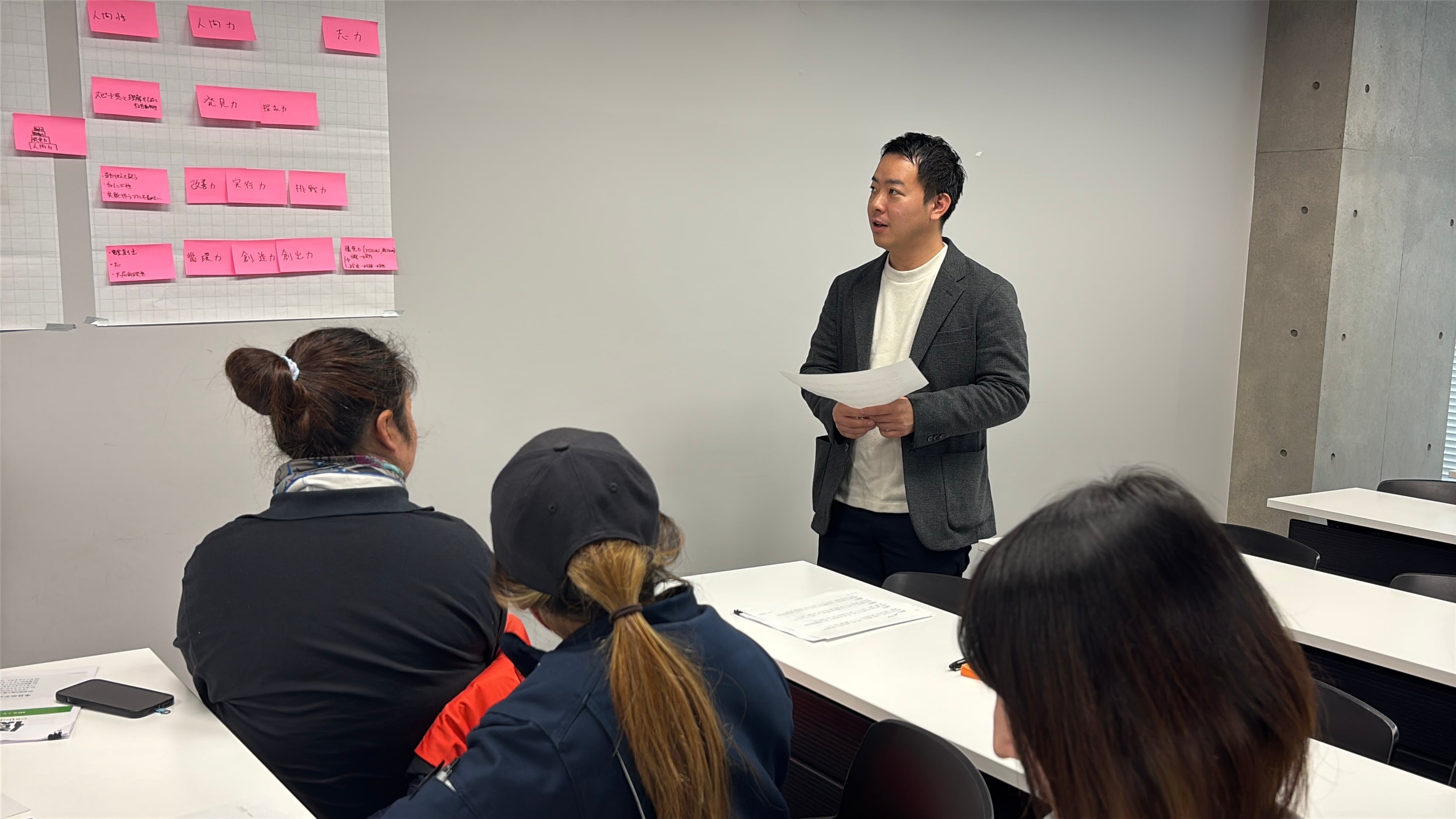 ミーティングルームでのディスカッションしている望月雄太氏と社員の皆さん