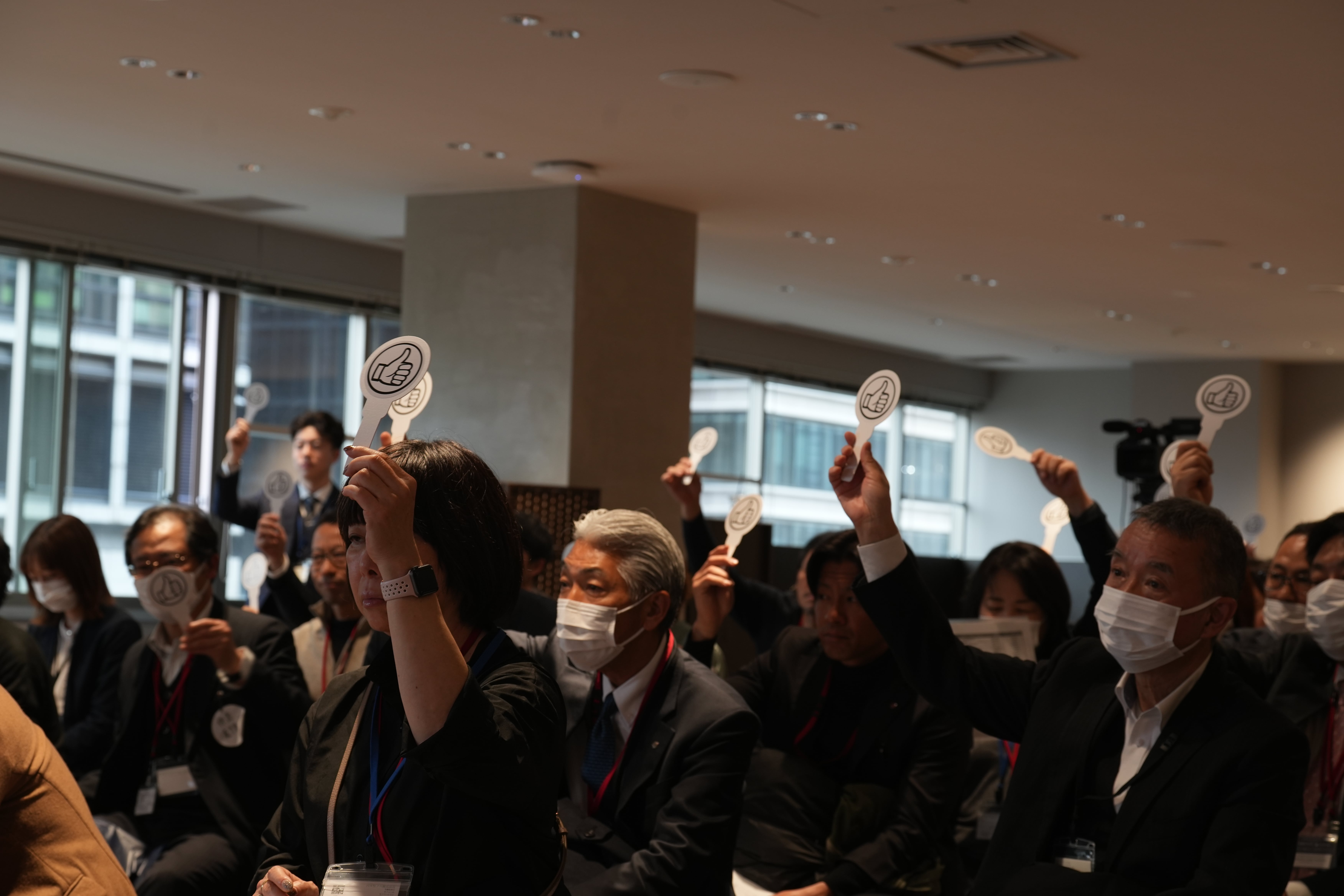 事業者の挑戦課題に集まる評価者と観覧者からの喝采