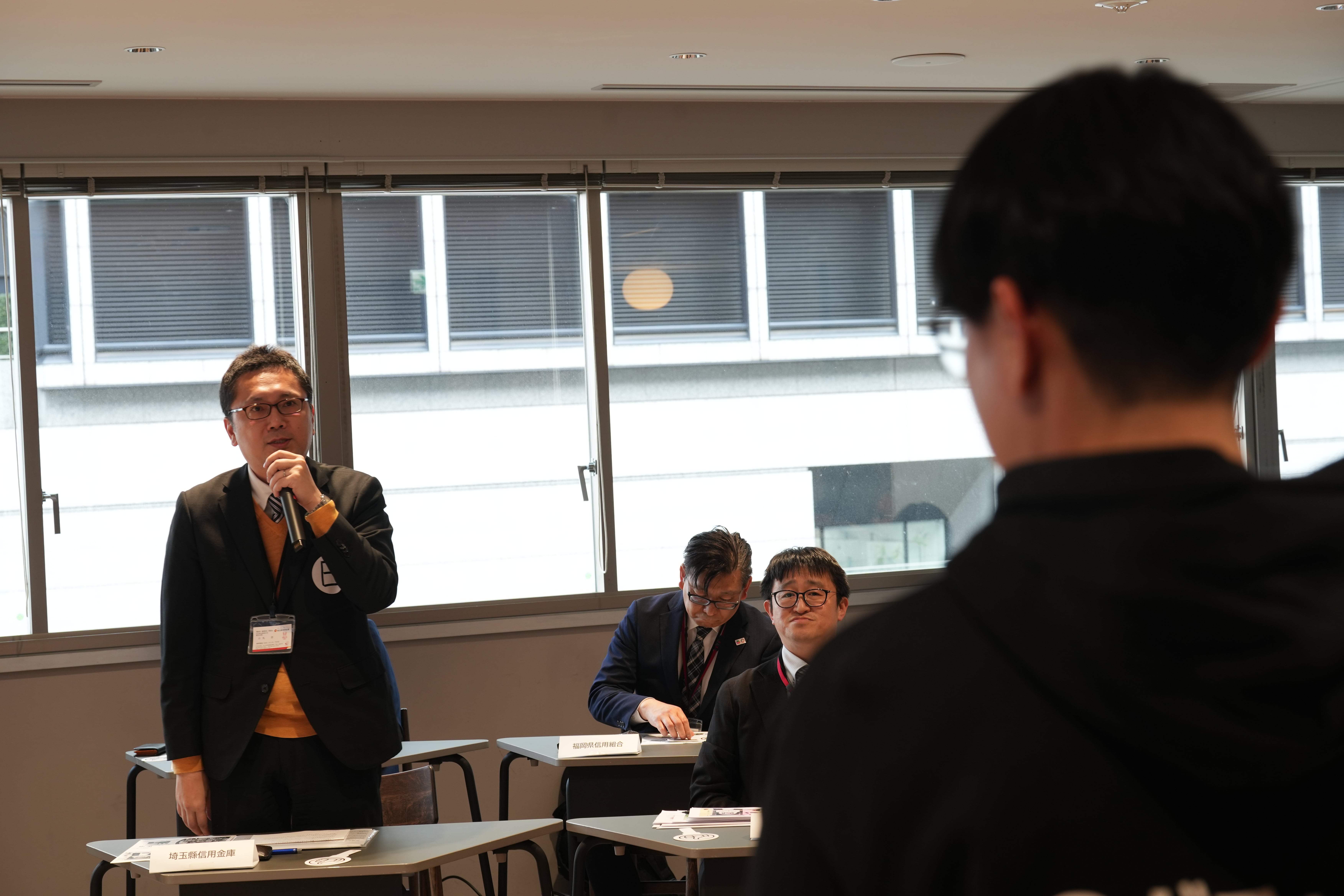 事業者の挑戦課題に集まる評価者と観覧者からの喝采