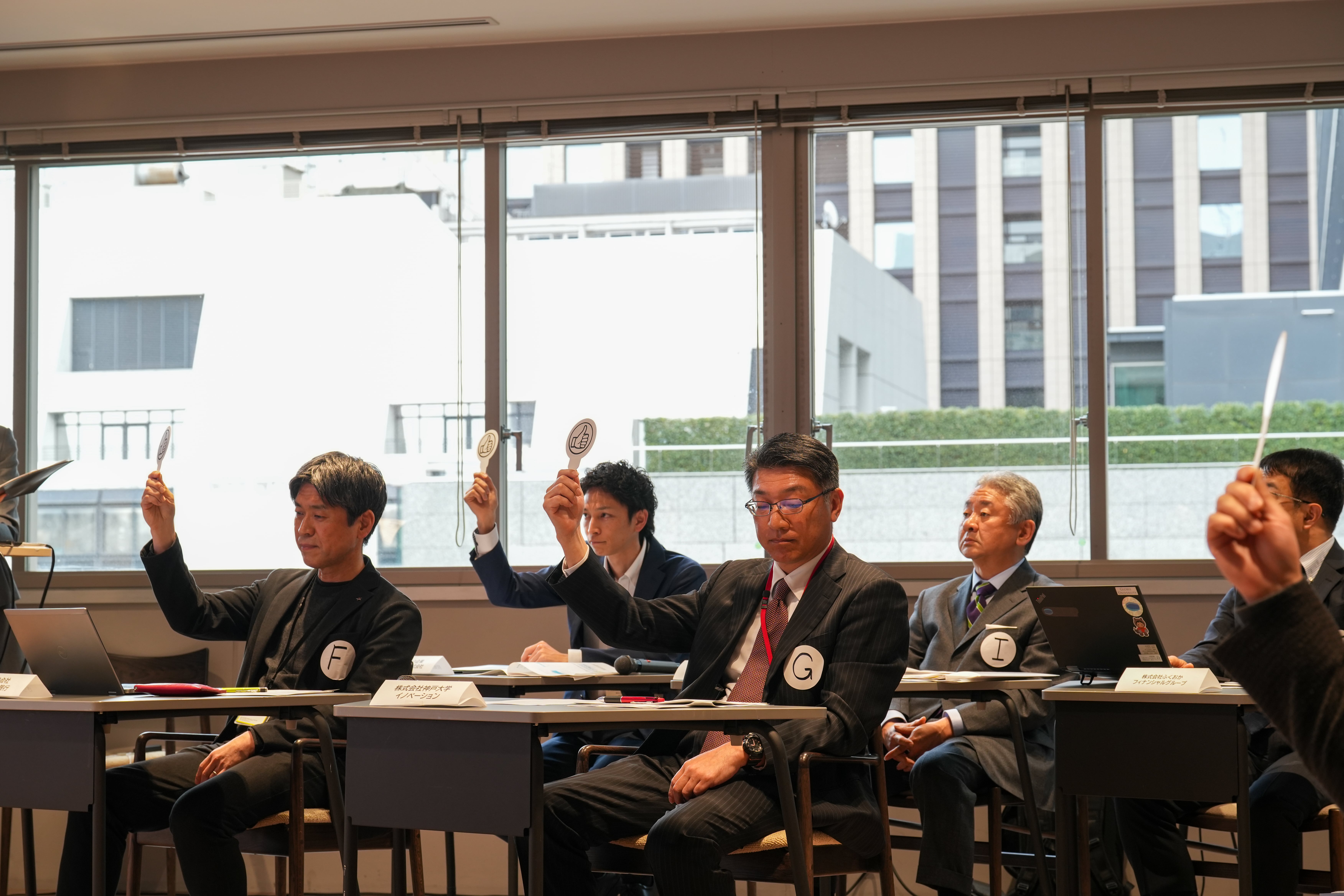 事業者の挑戦課題に集まる評価者と観覧者からの喝采